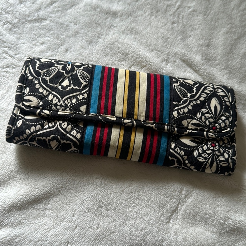 Vera Bradley wallet pocketbook 100% cotton lots of pockets & space I’d holder